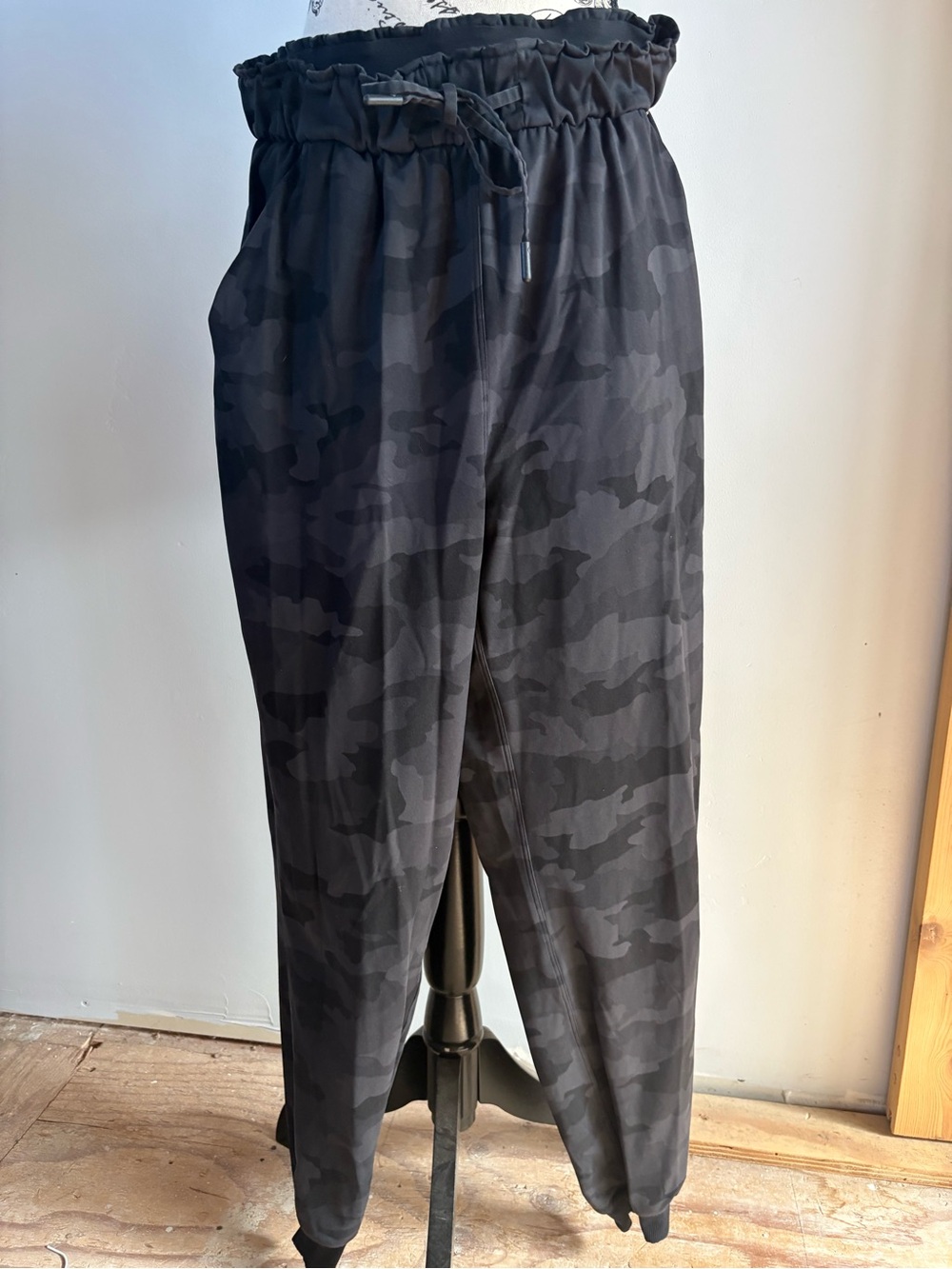 lululemon athletic hi rise jogger deep coal camo size 8 vguc